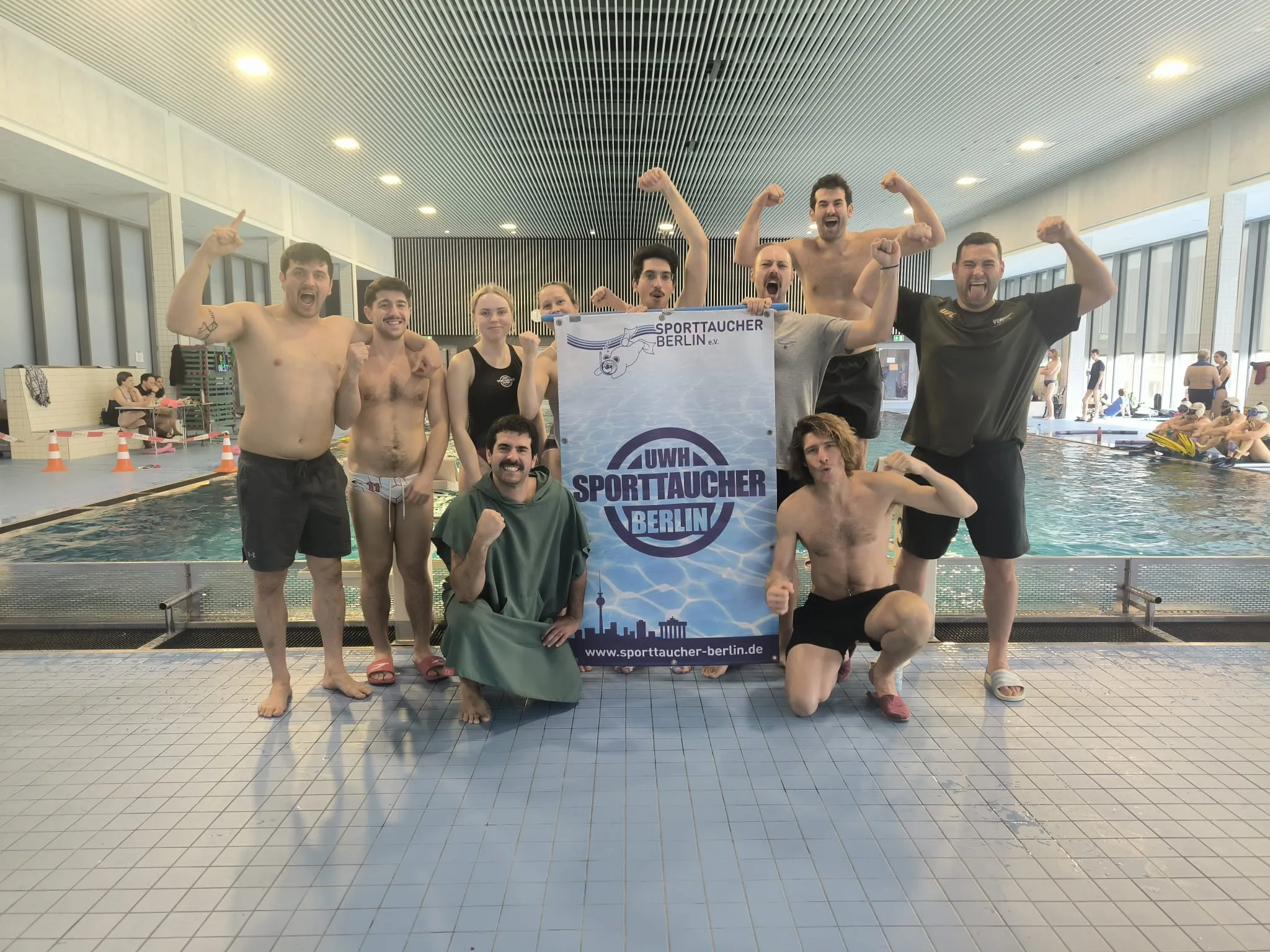 Das erste Team des Sporttaucher Berlin feiert seinen Sieg bei der Deutschen Liga Unterwasserhockey