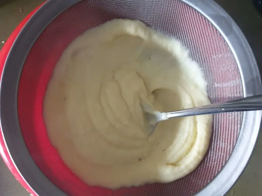 Das fertige Püree wird durch ein feines Sieb gestrichen