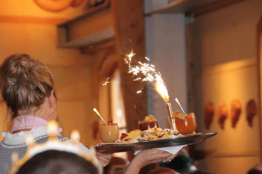 Das festlich geschmückte Rischart Wiesnzelt Café Kaiserschmarrn