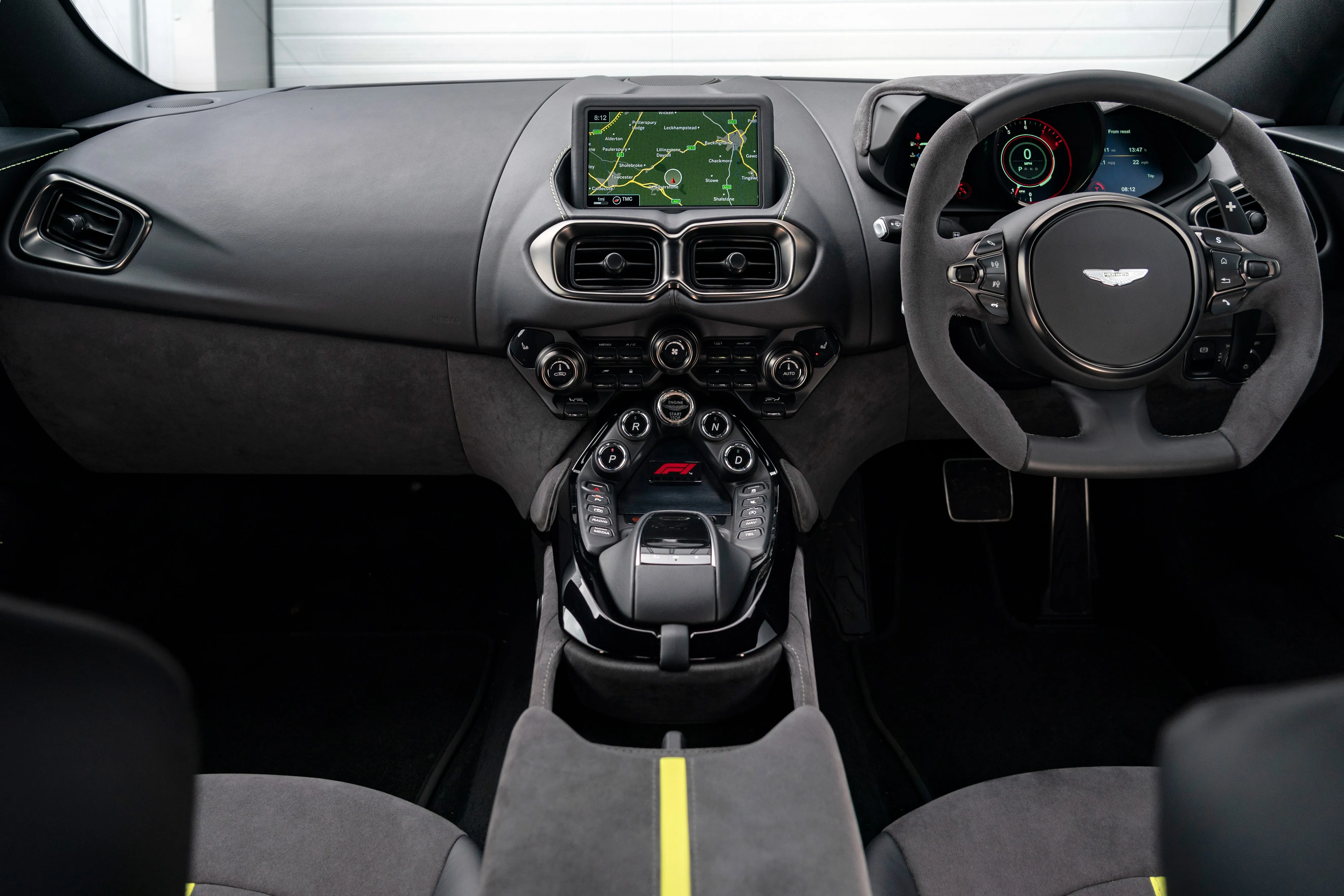 Das Interieur des Aston Martin Vantage F1 Edition mit sportlichen Akzenten