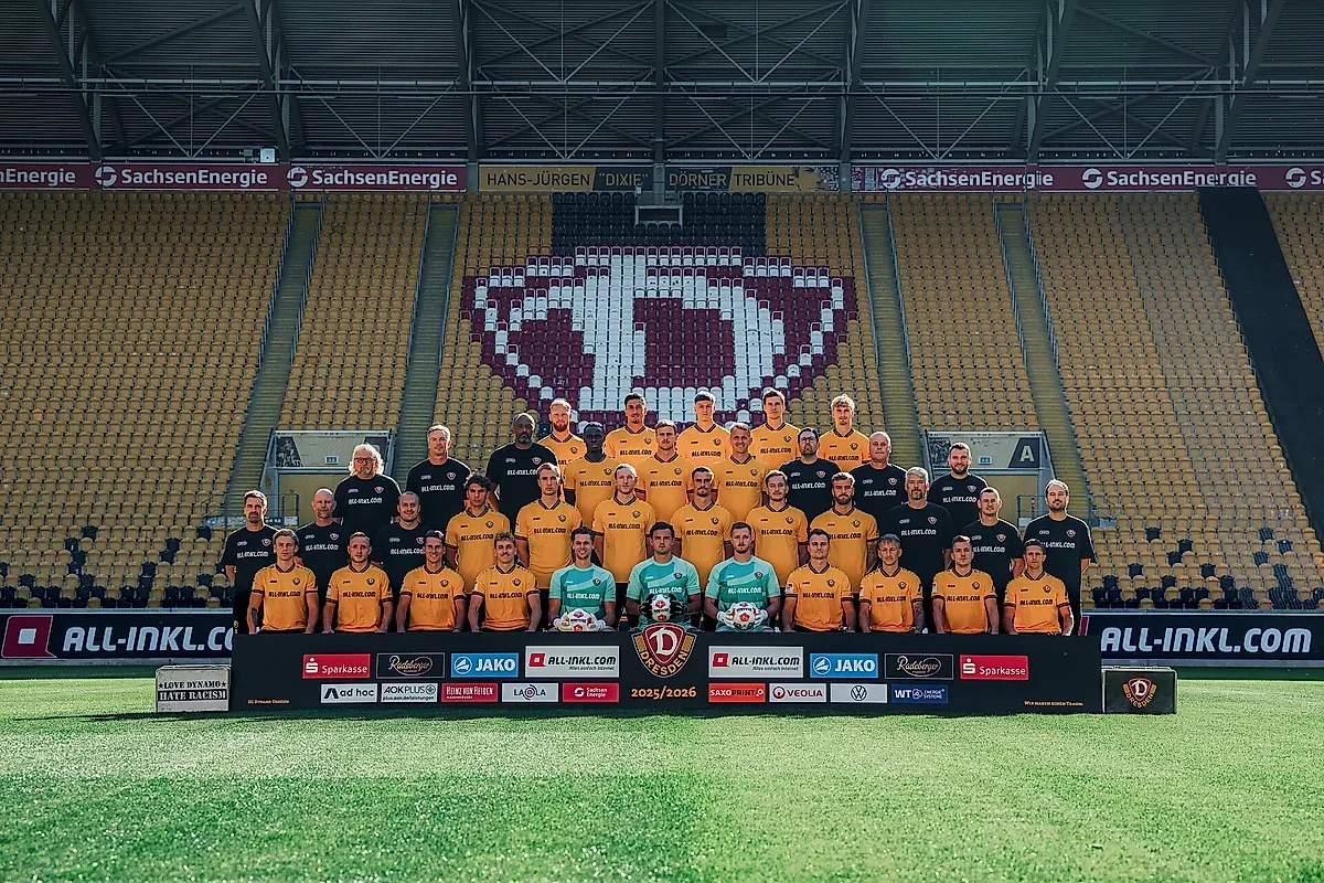 Das Mannschaftsfoto der SG Dynamo Dresden für die Saison 2025/26 im Rudolf-Harbig-Stadion.