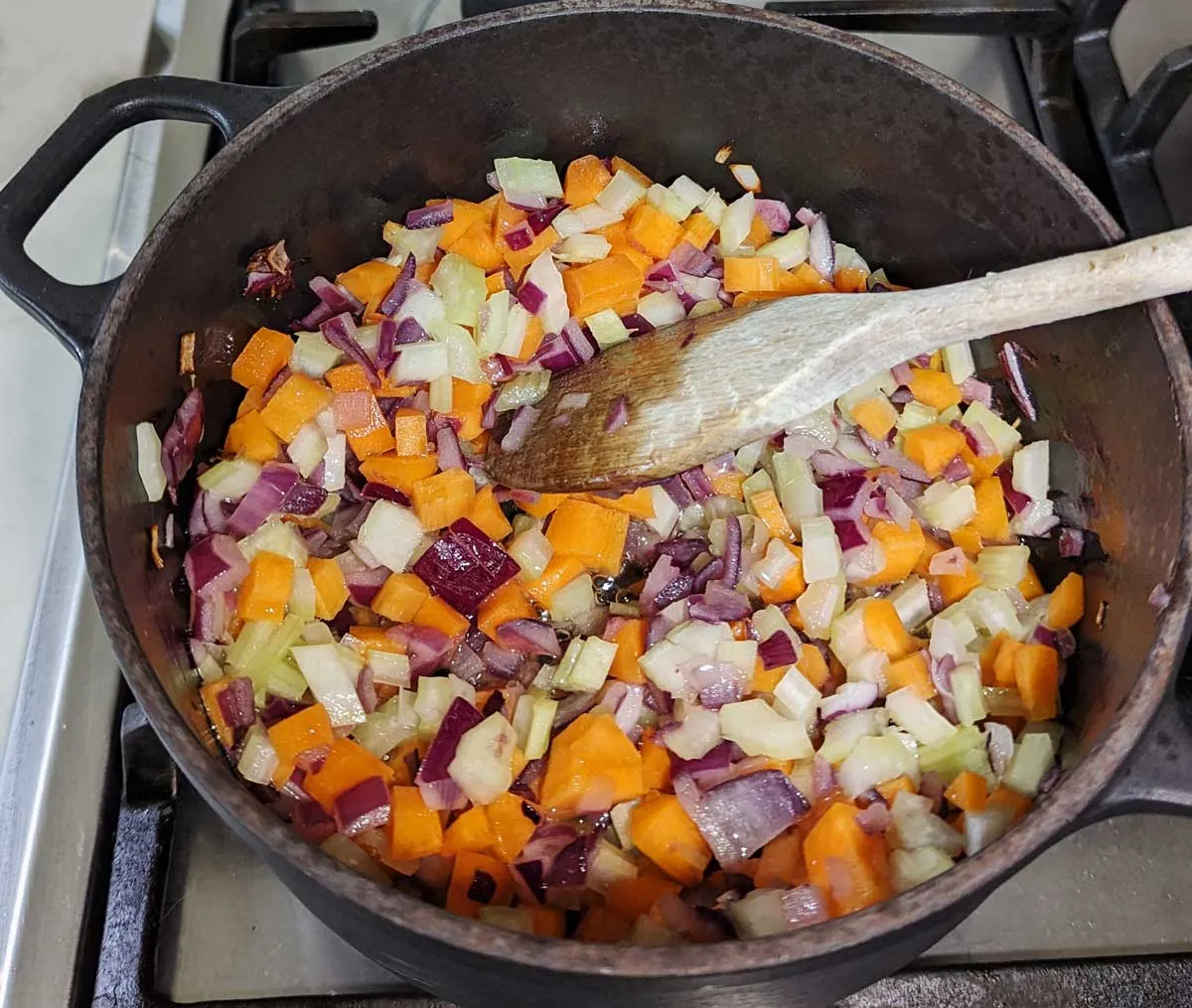 Das Mirepoix für Shepherd's Pie wird in einer Pfanne angebraten
