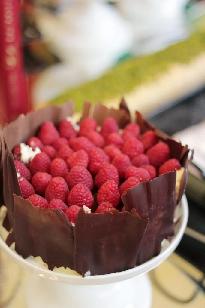 Das Original Sacher Backbuch auf einem Tisch mit Süßspeisen