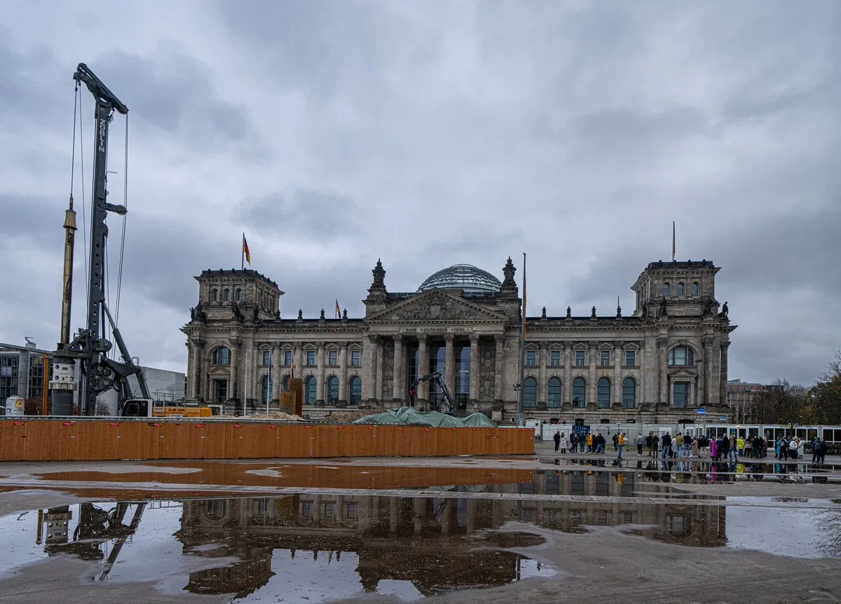 Das Reichstagsgebäude in Berlin, teilweise von Bauzäunen umgeben
