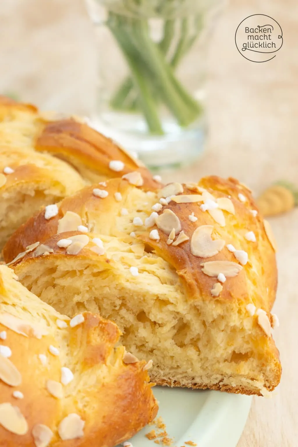 Das Rezept für den Osterkranz auf einer Backmatte mit Zutaten