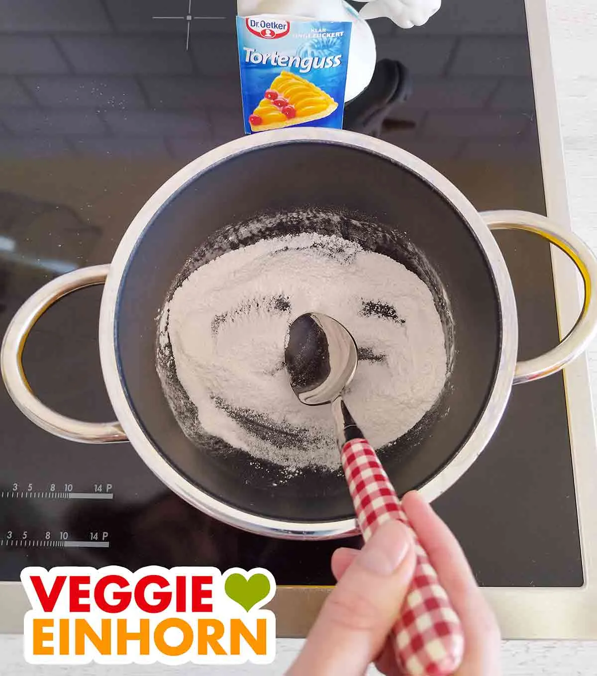 Das Tortenguss Pulver und der Zucker werden im Topf vermischt.