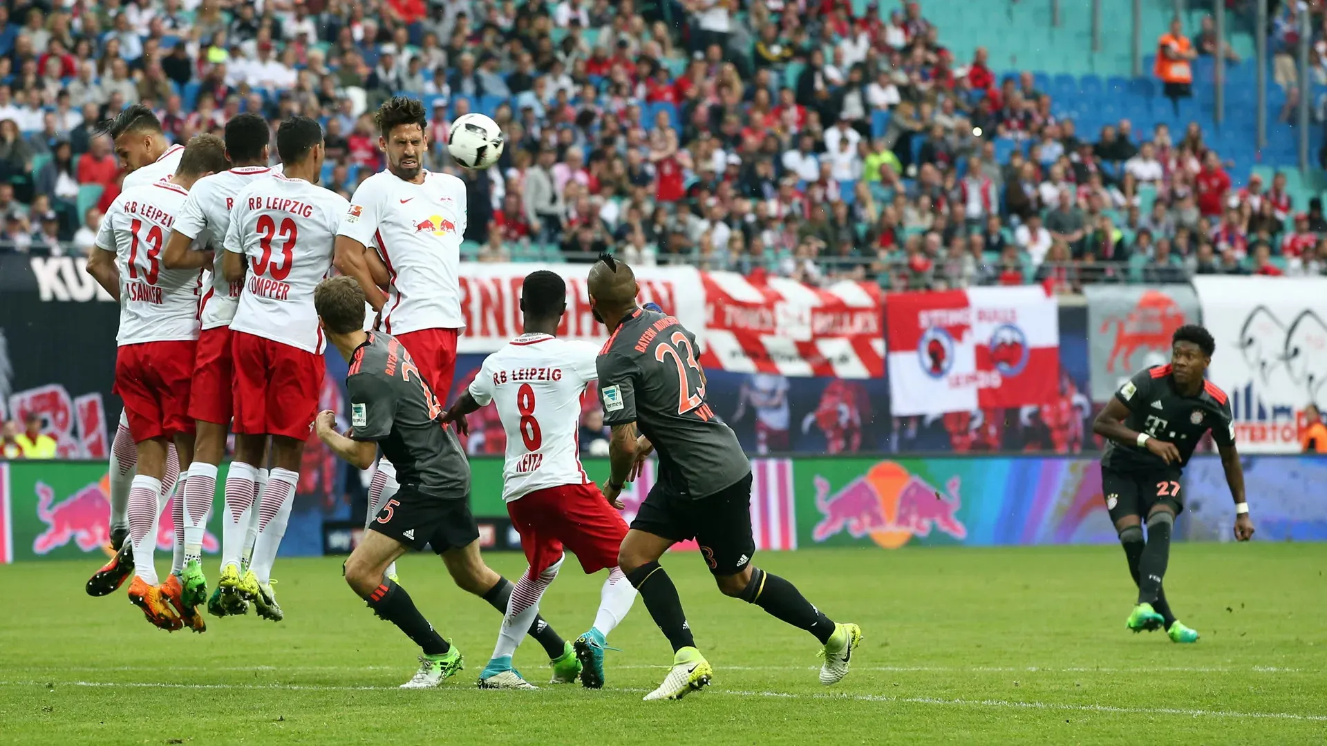 David Alaba auf dem Fußballfeld in Aktion
