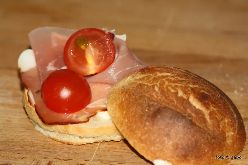 DDR-Brötchen mit Schinken belegt – ein Genussmoment