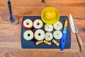 Deckel vom Apfel abschneiden und mit Kerngehäuse entfernen, mit Zitrone beträufeln.