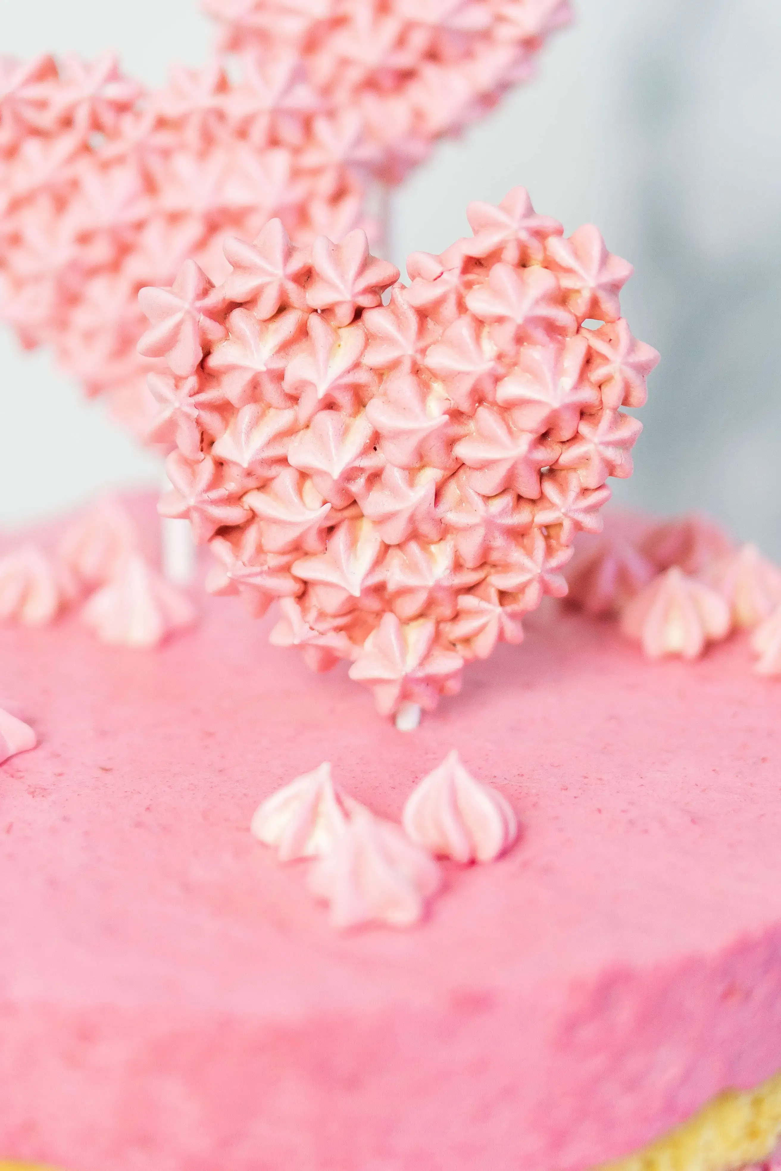 Dekorierte Himbeersahnetorte von oben