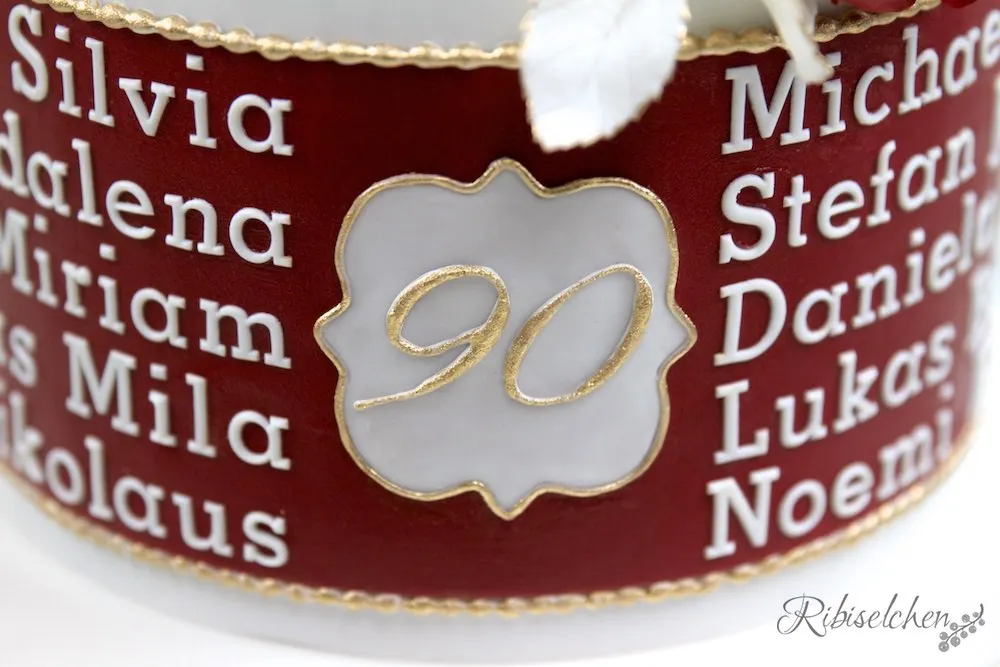 Dekoriertes Schild mit der Zahl 90 und goldenen Details