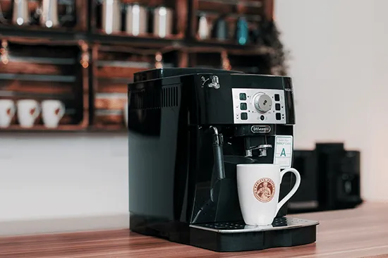 DeLonghi ECAM mit Dampflanze für manuelles Milchaufschäumen