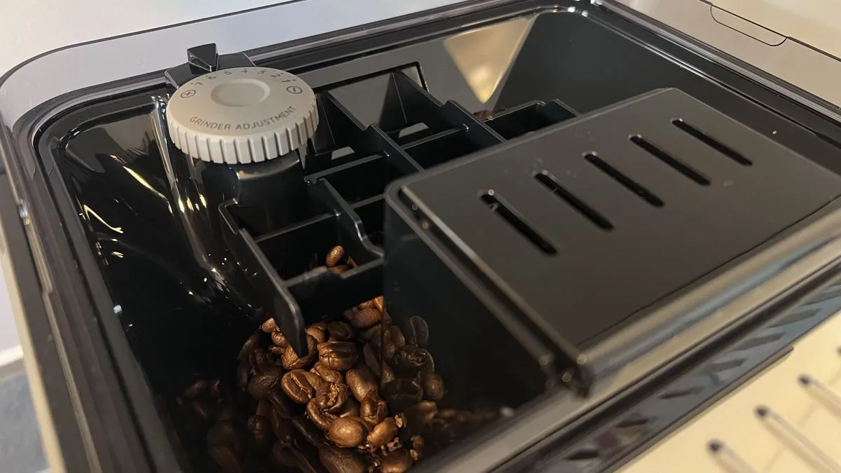 De'Longhi Eletta Explore mit geöffnetem Bohnenbehälter