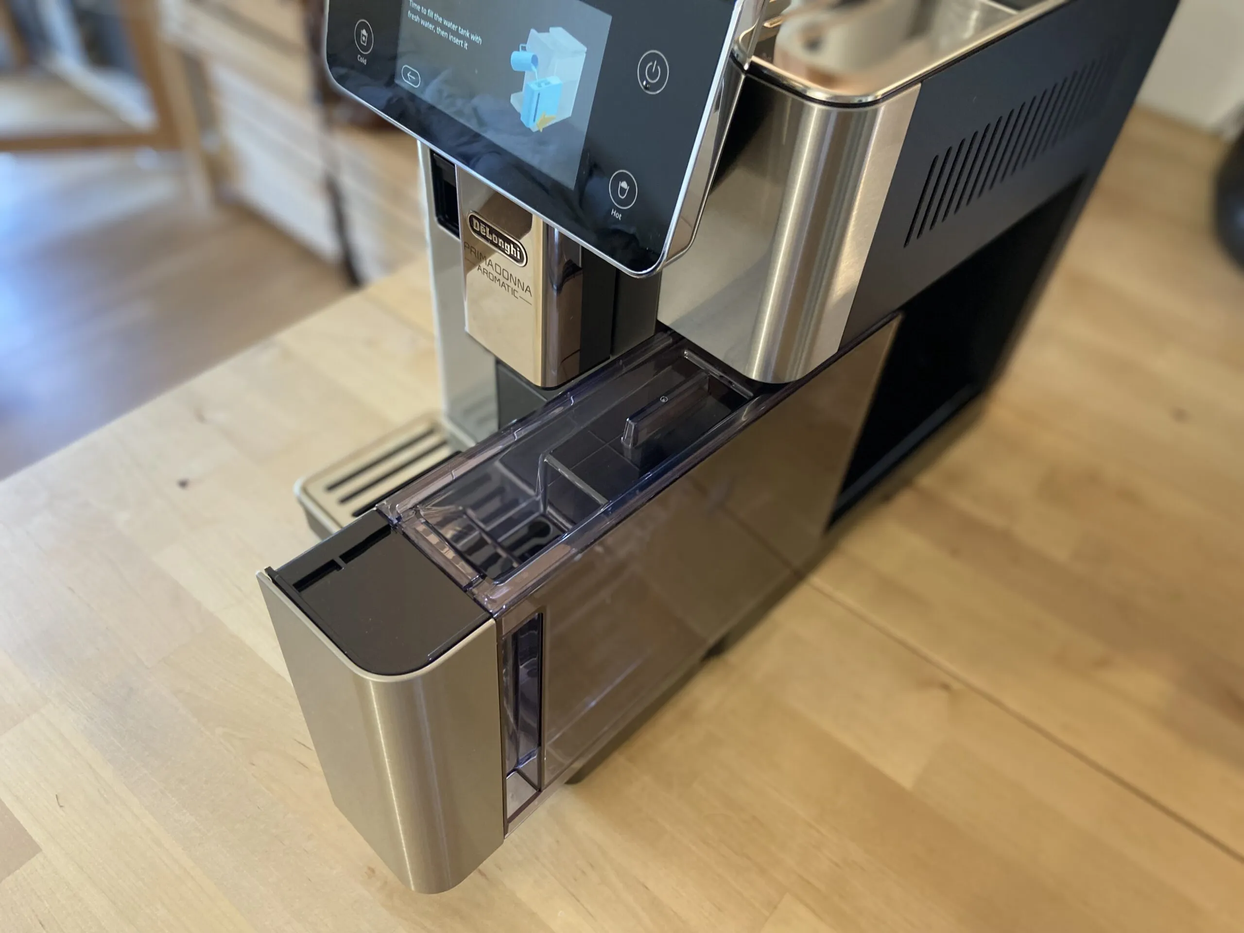 DeLonghi Primadonna Aromatic von vorne mit Display
