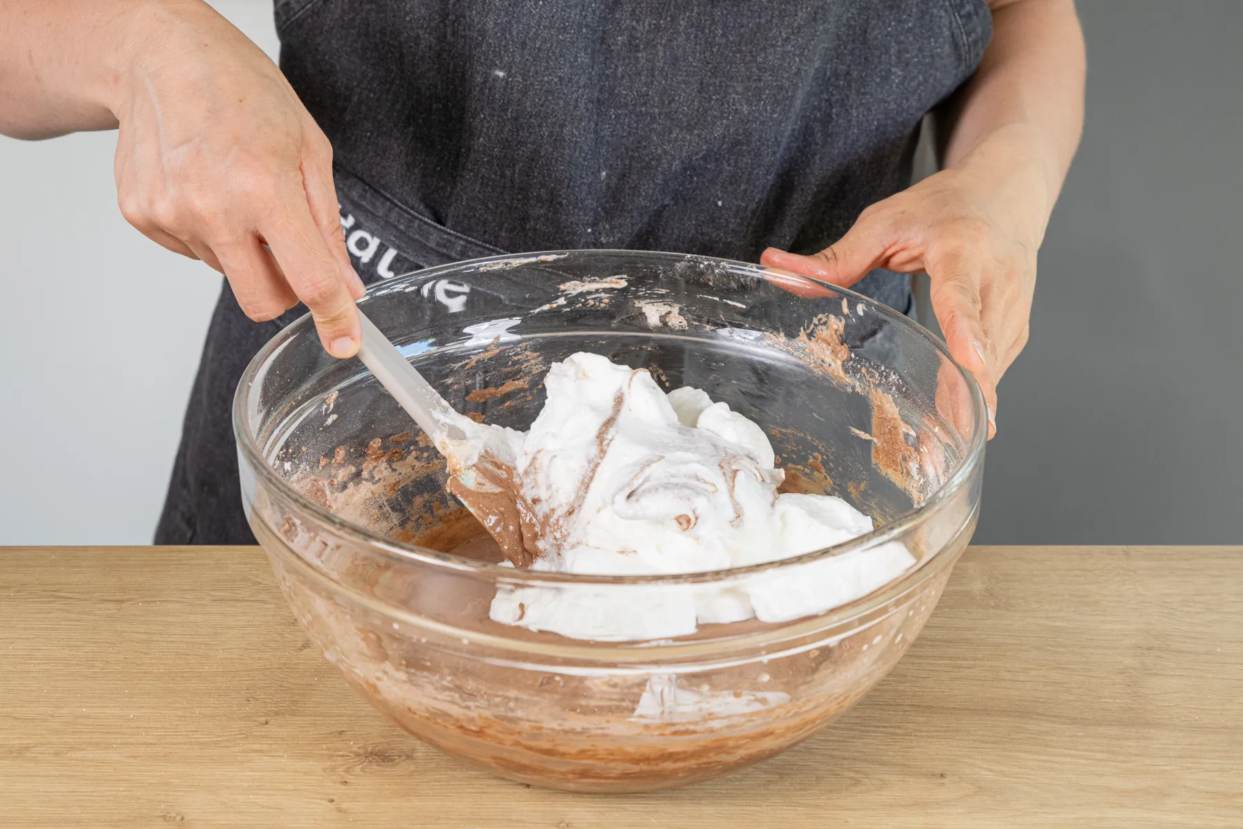 Den restlichen Eischnee behutsam unter den Teig heben