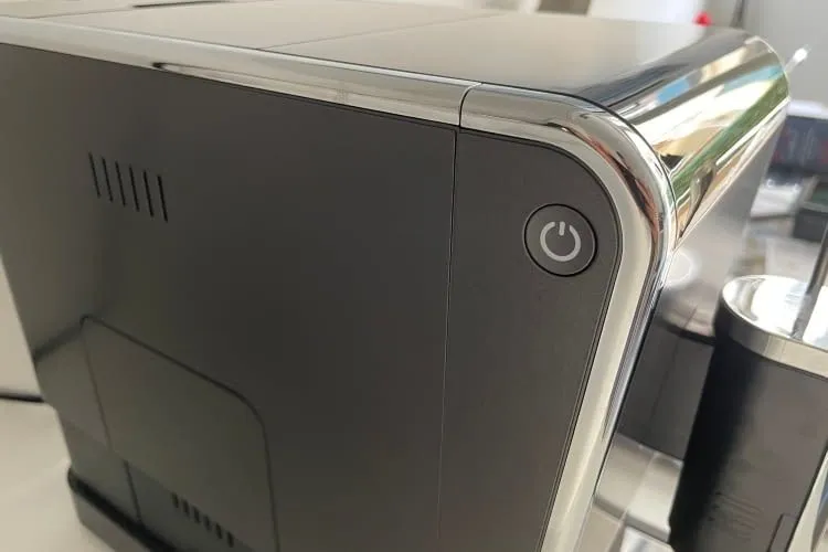 Der An-/Aus-Knopf des Tchibo Esperto Pro befindet sich seitlich am Gerät