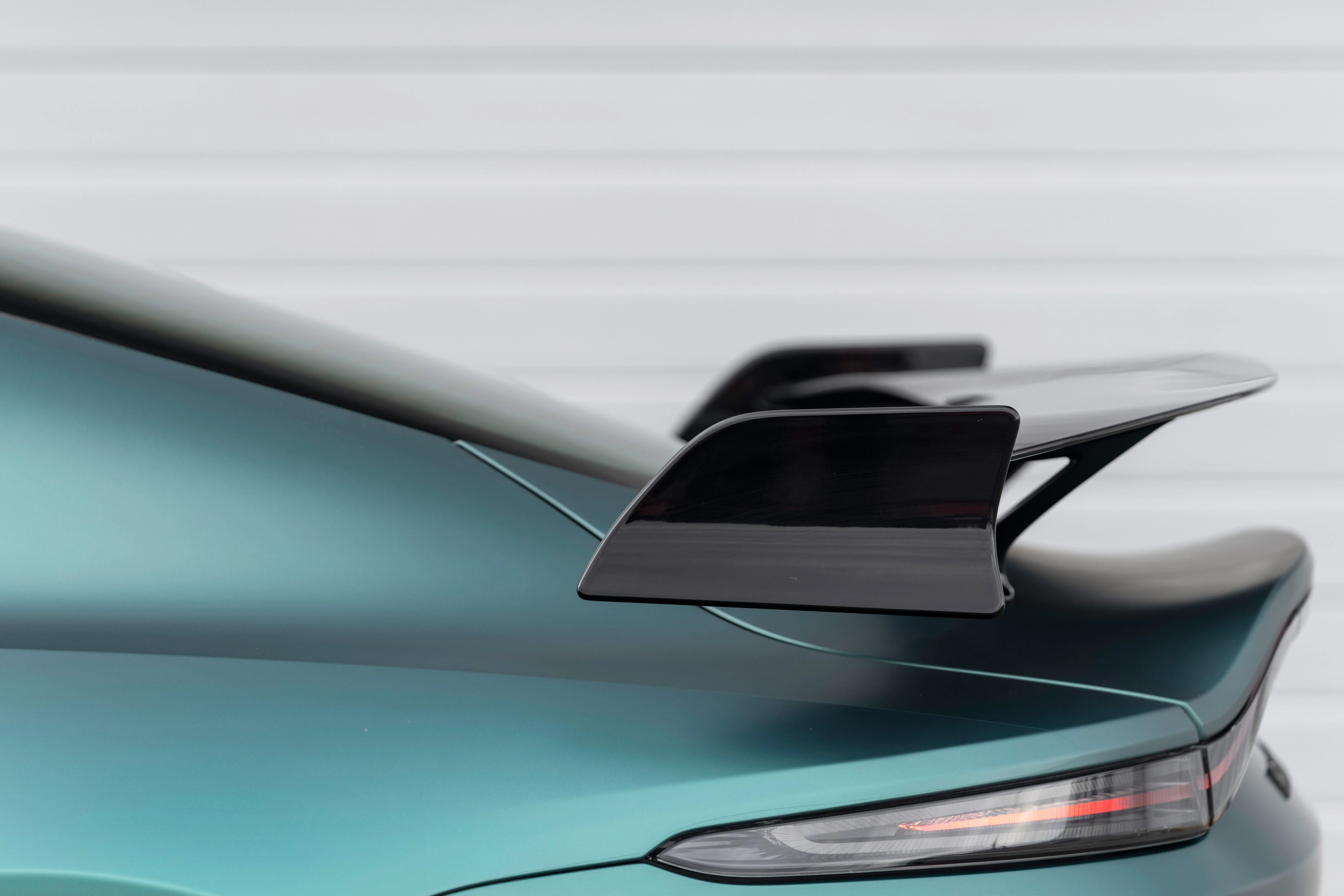 Der Aston Martin Vantage F1 Edition in F1-Green auf der Rennstrecke