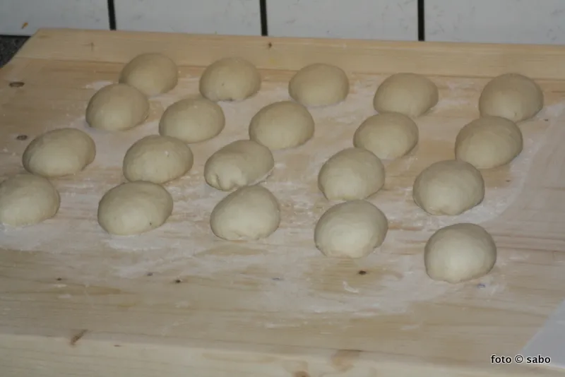 Der Brötchenteig während der Verarbeitung