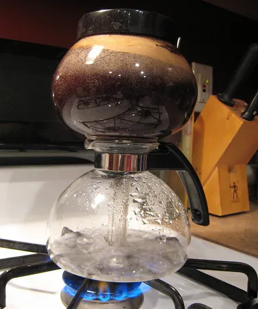 Der Brühvorgang im oberen Kolben des Syphons