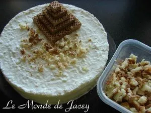 Der dritte Tortenboden wird zerbröselt und um die Pyramide verteilt