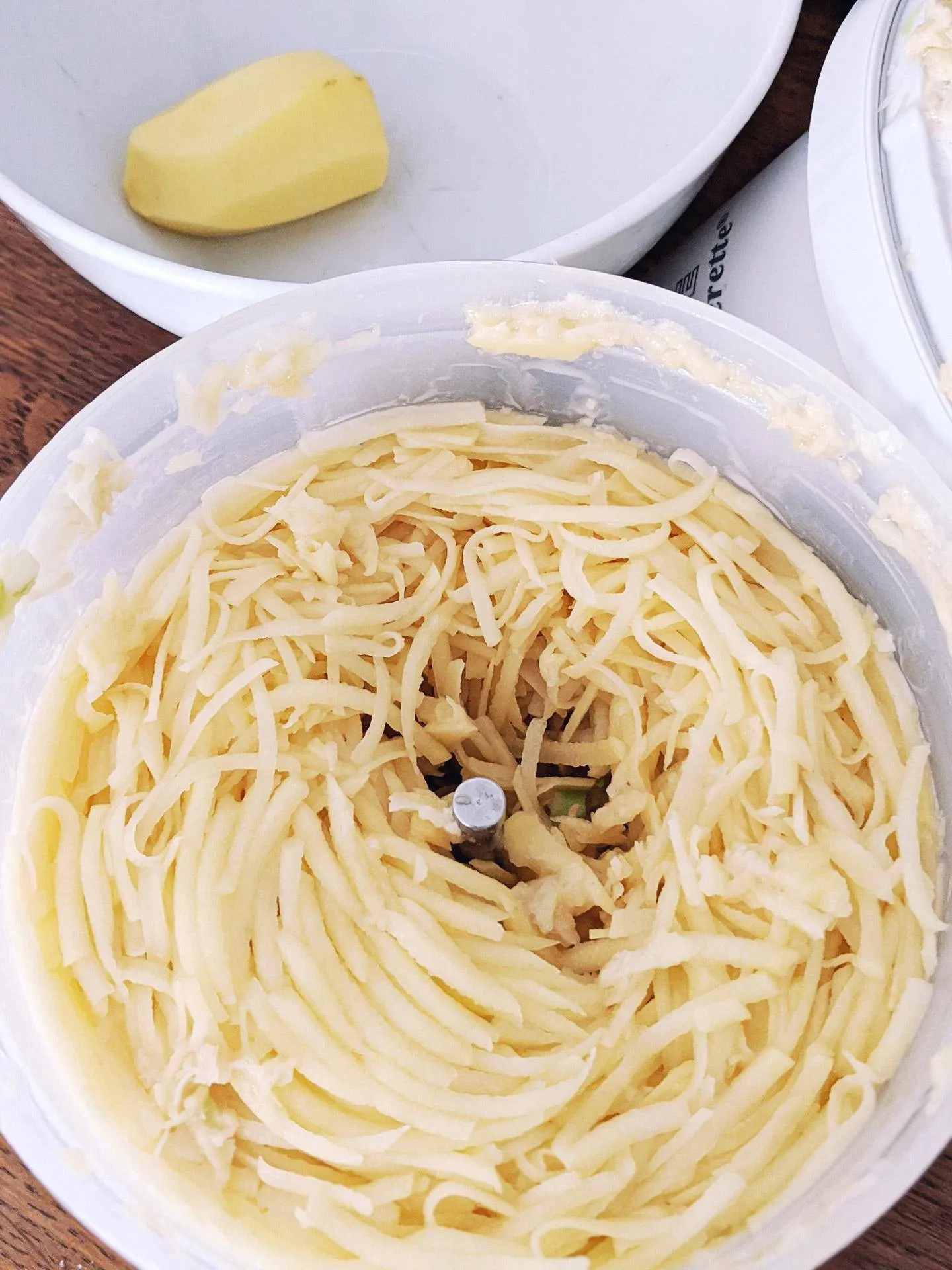 Der ESGE-Zauberstab püriert Zutaten in einem Glasbehälter, um Plastikkontakt zu vermeiden