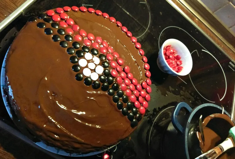 Der fertig gebackene Schokoladenkuchen in der Springform, bereit zum Glasieren und Dekorieren