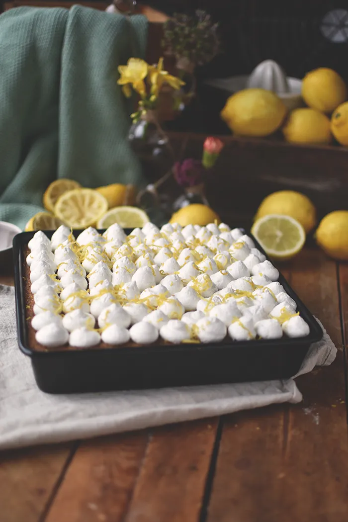 Der fertig verzierte Zitronen-Mohn-Kuchen mit Quark-Creme