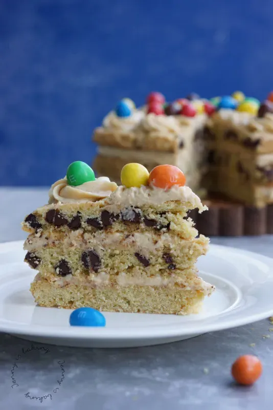 Der fertige Chocolate Chip Cookie Kuchen, dekoriert mit M&Ms