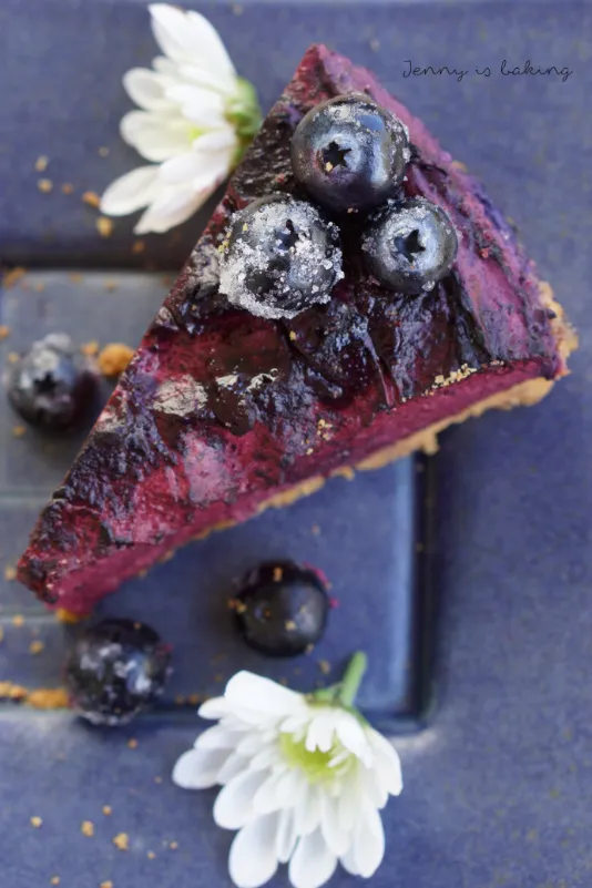 Der fertige Heidelbeer-Käsekuchen in der Springform