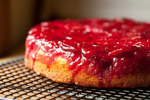 Der fertige Pflaumenkuchen auf einem Abkühlgitter, mit einer köstlichen Schicht aus Pflaumen und Zuckersirup