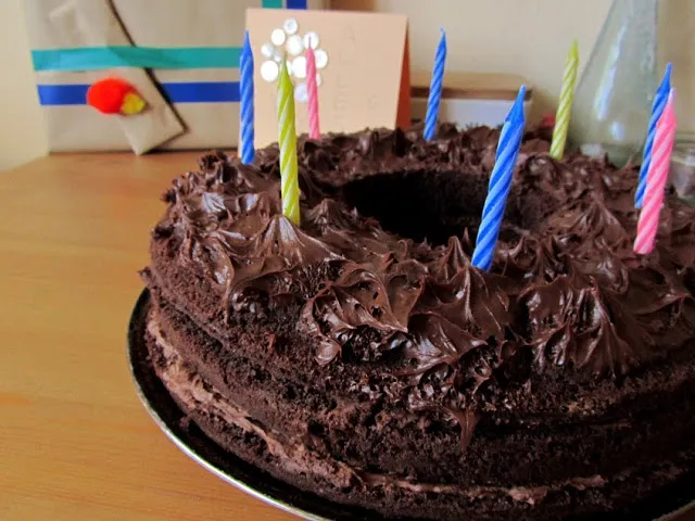 Der fertige Schokokuchen wird mit bunter Dekoration versehen