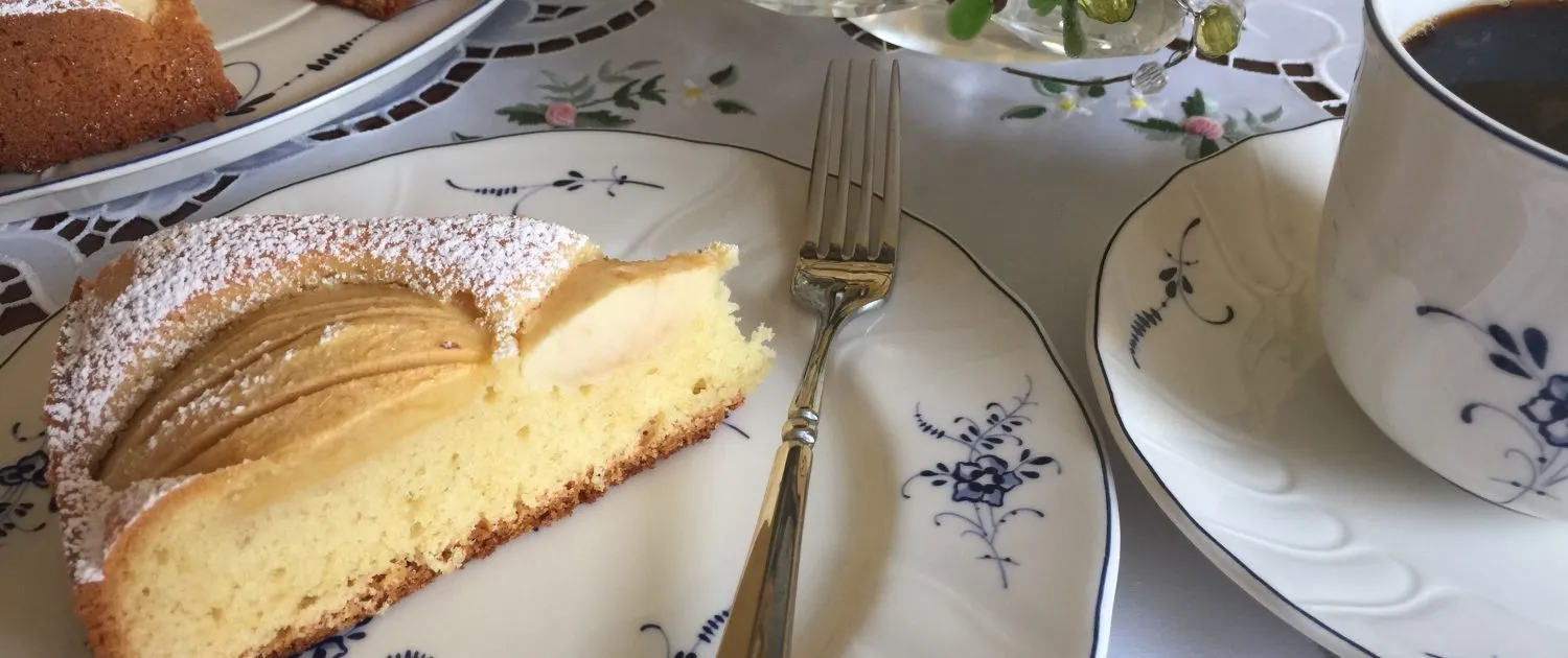 Der fertige Versunkene Apfelkuchen, bestäubt mit Puderzucker