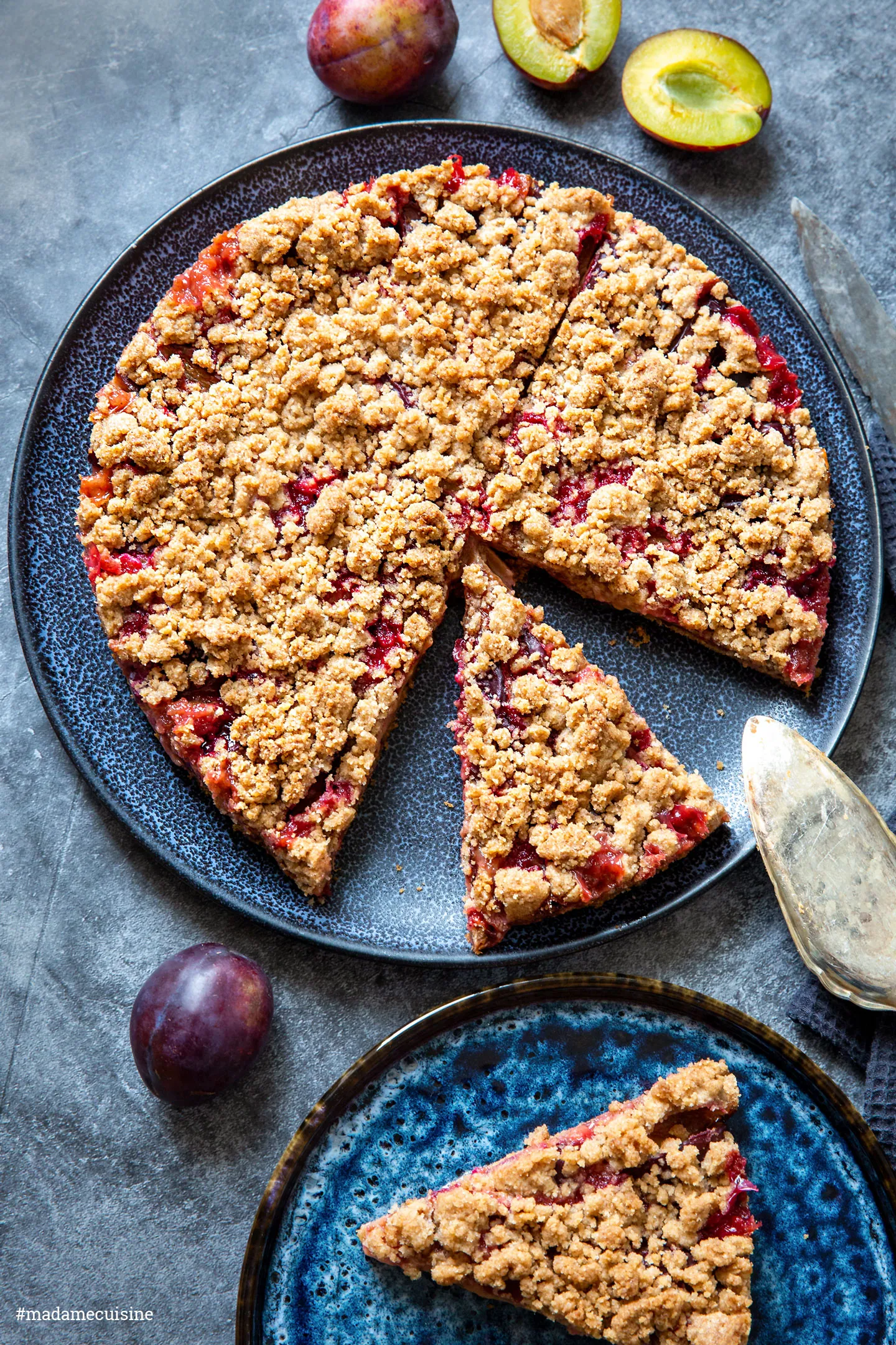 Der fertige Zwetschgenkuchen mit Streuseln frisch aus dem Ofen