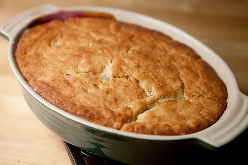 Der frisch gebackene Pflaumenkuchen mit goldbrauner Kruste und leicht aufgebrochener Oberfläche