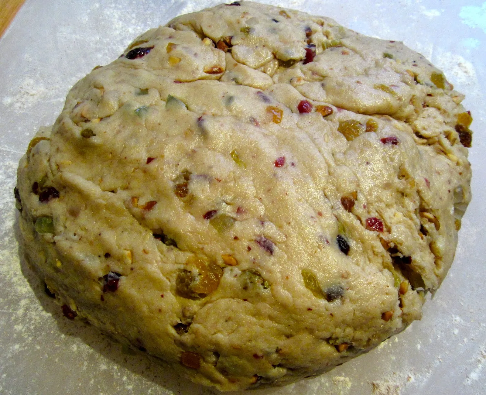 Der fruchtig-nussige Hefeteig für den Mohnstollen