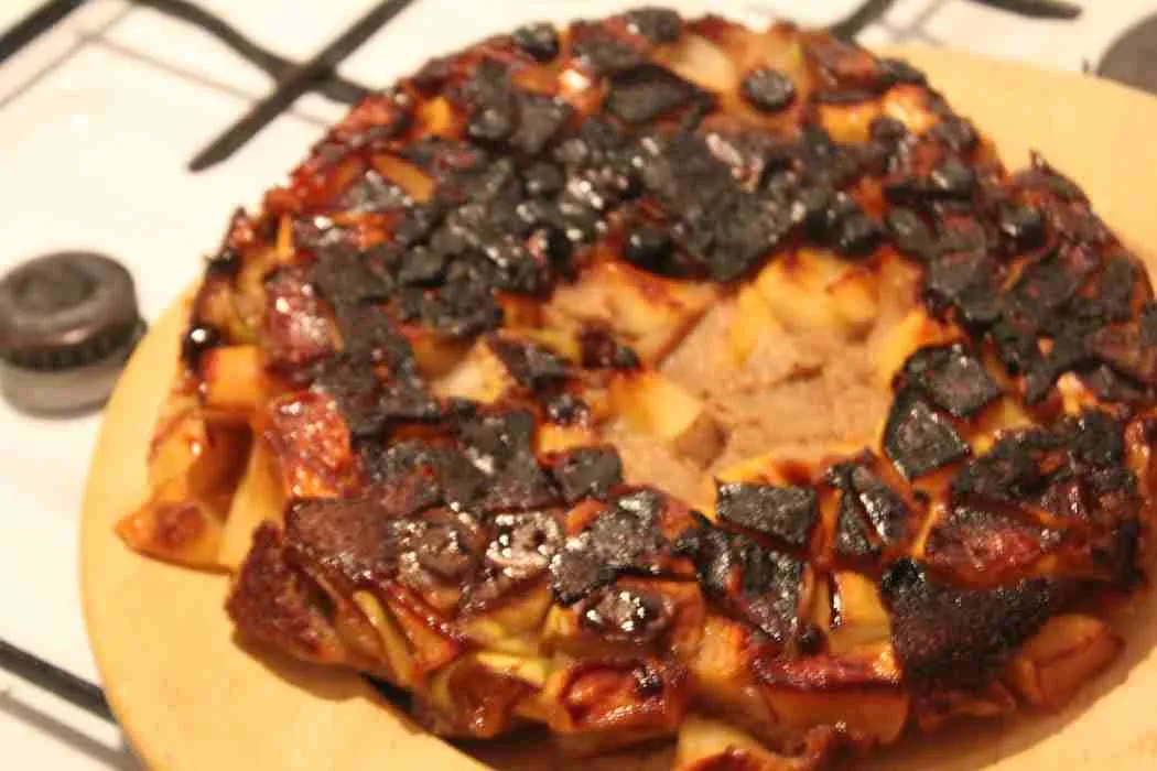 Der gestürzte Apfelkuchen aus der Pfanne, der sichtlich misslungen ist