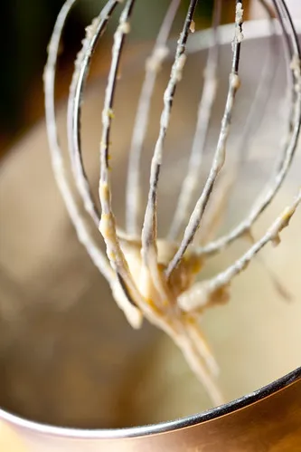 Der glatte und glänzende Hefeteig in einer Rührschüssel, bereit zum Gehen