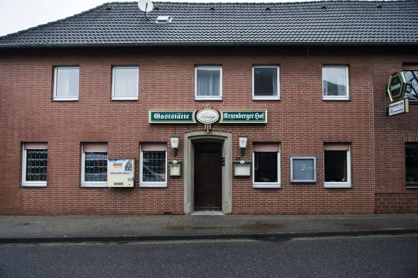 Der Keyenberger Hof, die traditionelle Dorfgaststätte, vor dem Abriss
