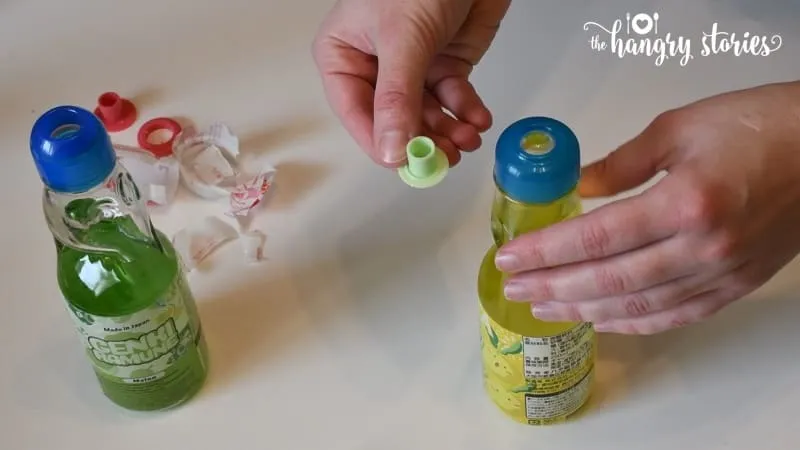 Der kleine Kunststofföffner mit Auflagefläche für die Murmel