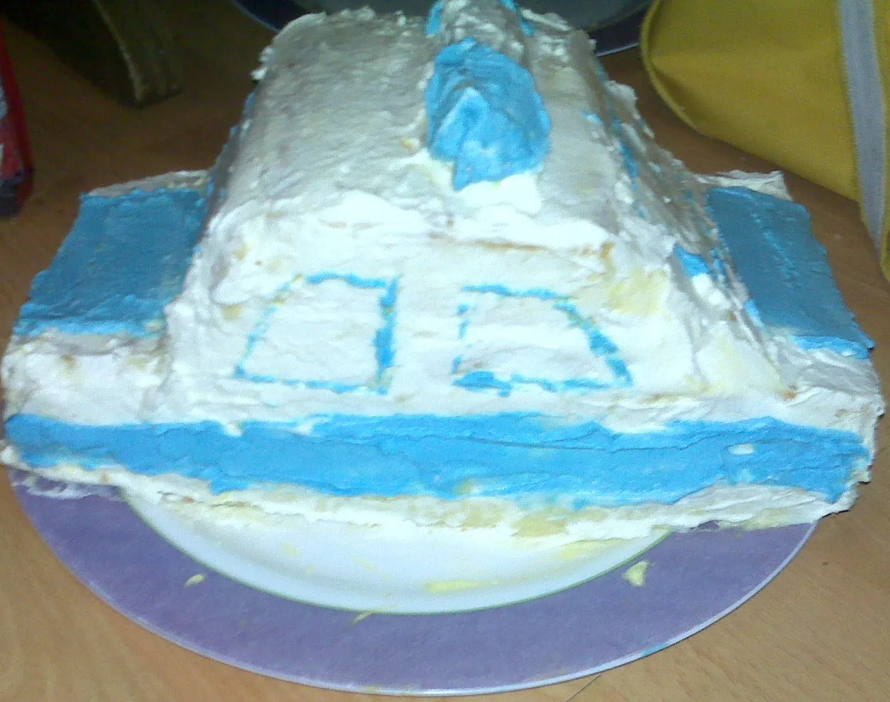 Der Kuchen erhält seine blaue Lackierung