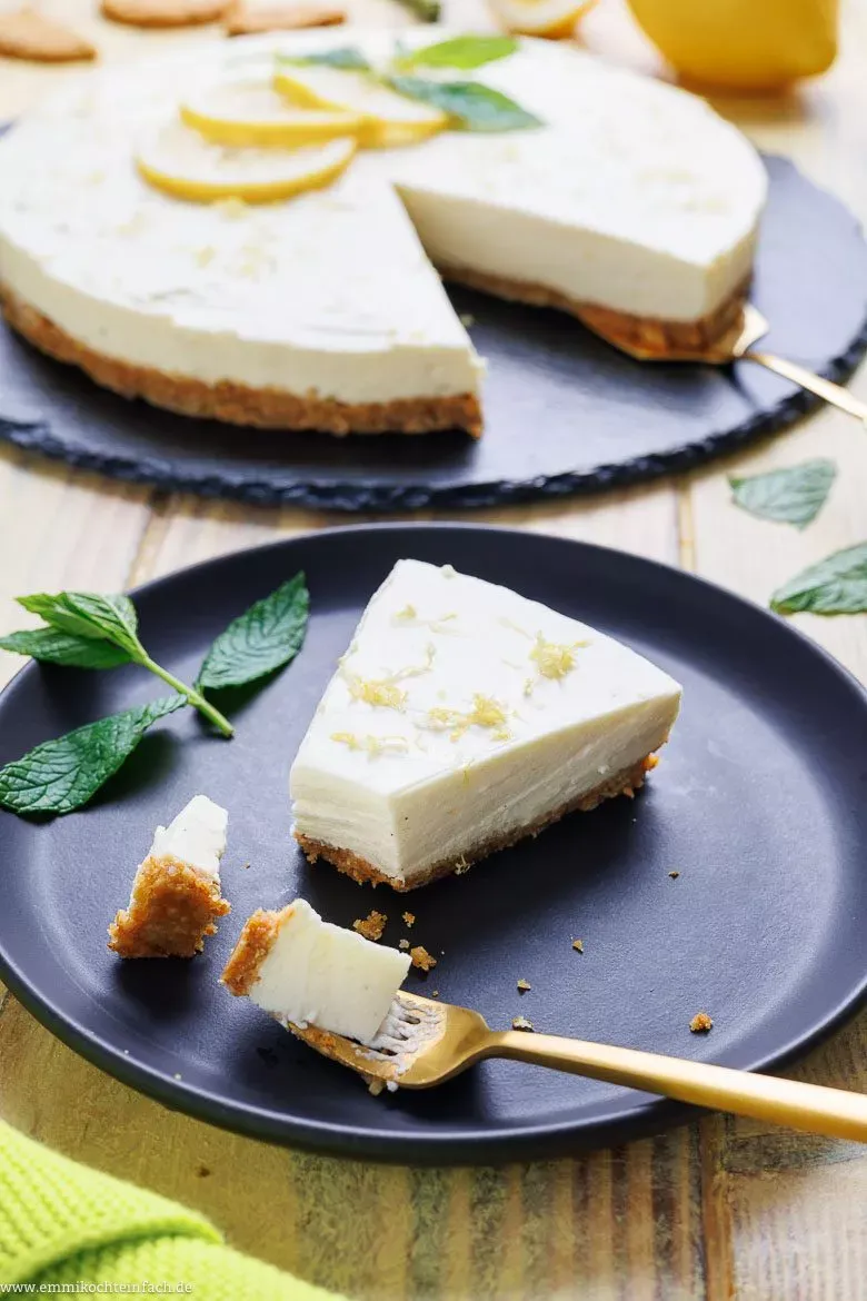 Der Kuchen ohne Backen mit Frischkäse. Erfrischend lecker auf dem Teller.