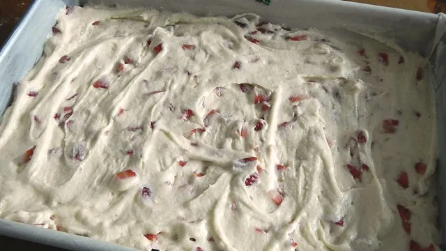 Der Kuchenteig in der Backform, glatt gestrichen und bereit zum Backen