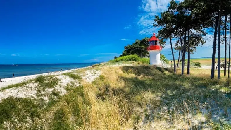 Der markante Leuchtturm Dornbusch auf Hiddensee