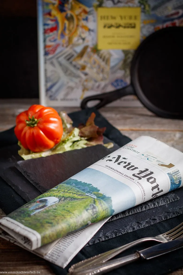 Der NY Snack - Ein klassisches New York Club Sandwich auf Holzbrett serviert