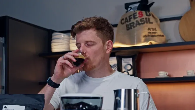 Der perfekte Espresso mit reichhaltiger Crema aus der Sage Barista Express.