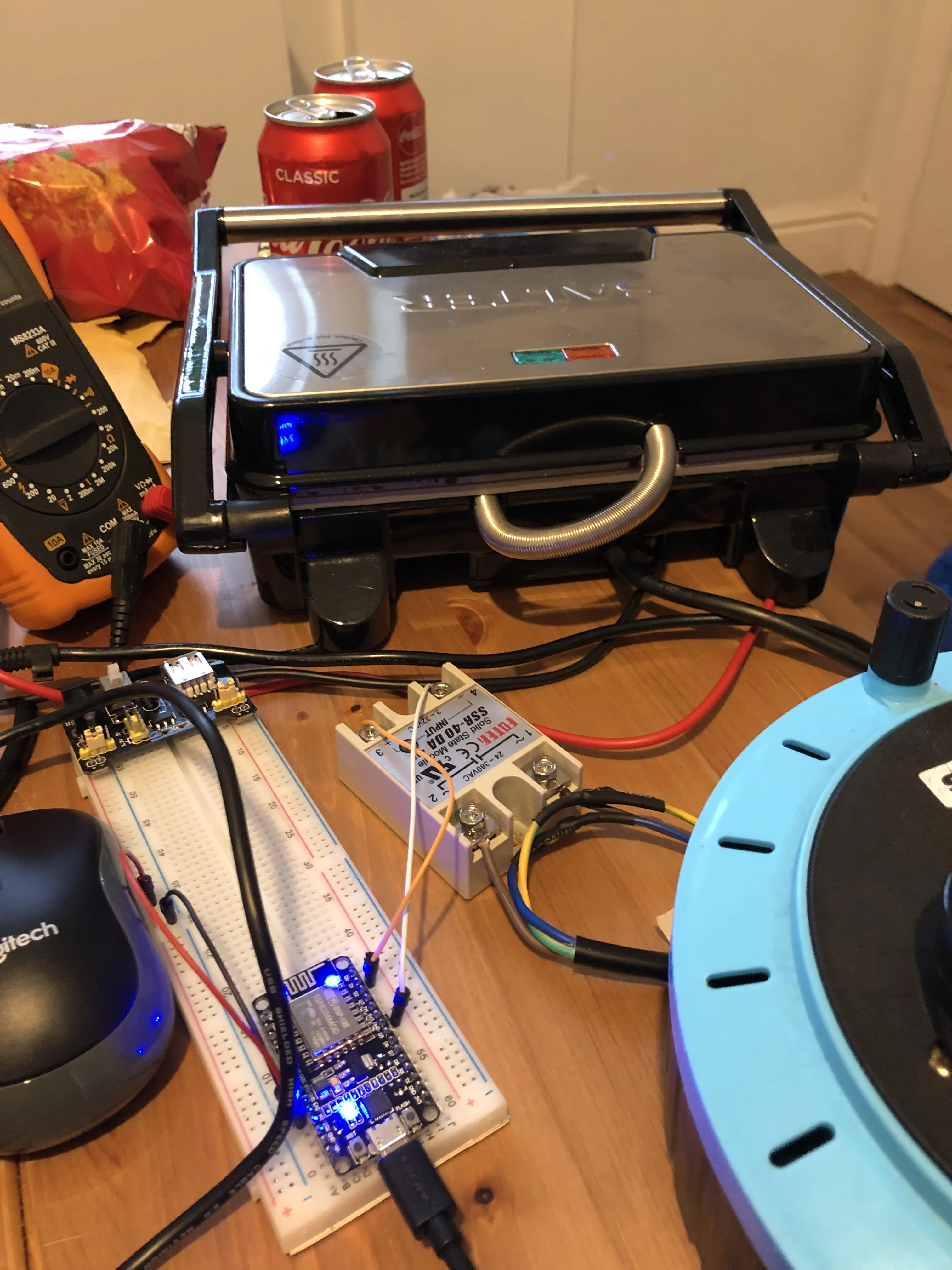 Der Sandwich-Toaster als Testgerät, angeschlossen an die intelligente Steckdose