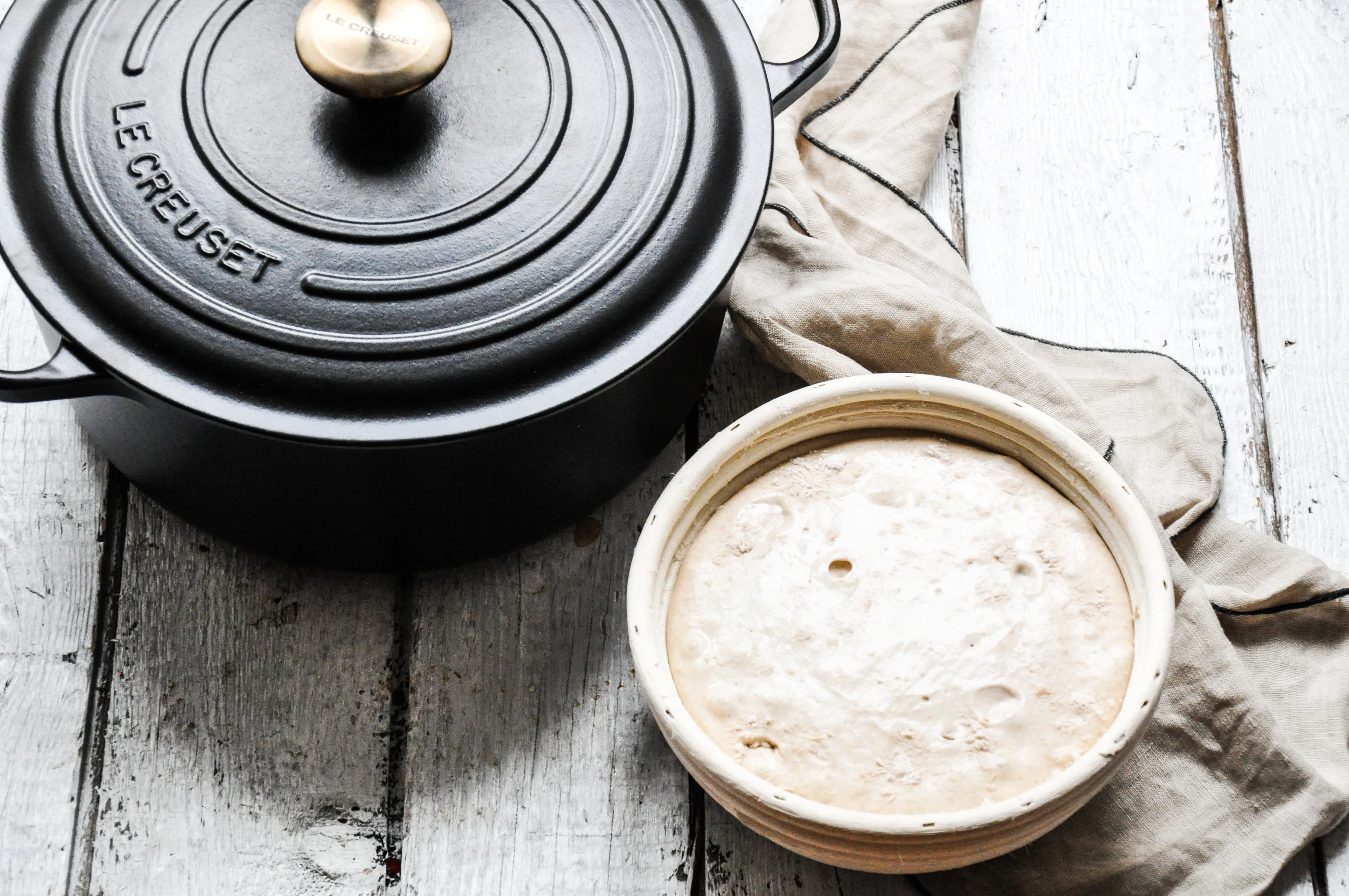 Der Sauerteig wird aus dem Gärkörbchen auf Backpapier gestürzt
