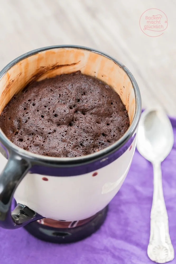 Der Schokokuchen wächst beim Backen in der Mikrowelle