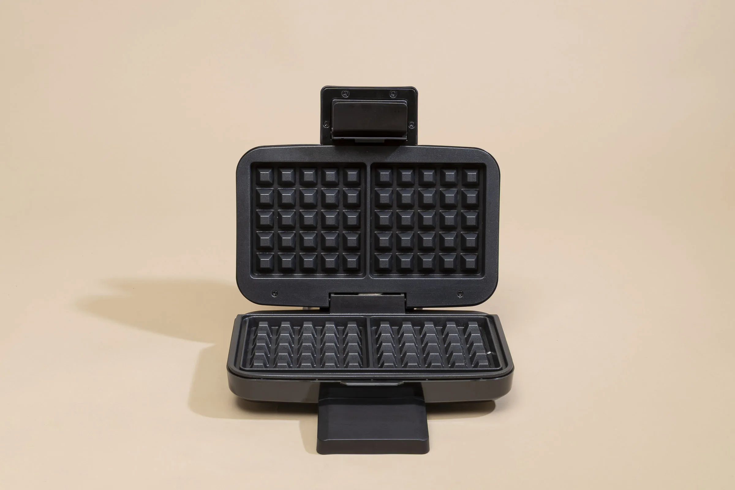 Der schwere Deckel verteilt den Teig gleichmäßig und die Waffelplatten lassen sich sehr einfach reinigen.