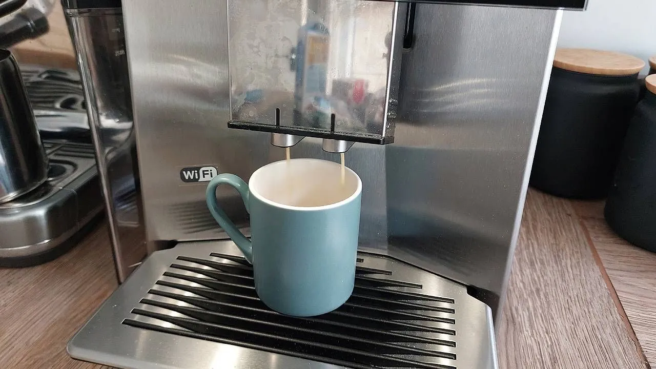 Der Siemens EQ900 von der Seite mit herausgezogenem Wassertank